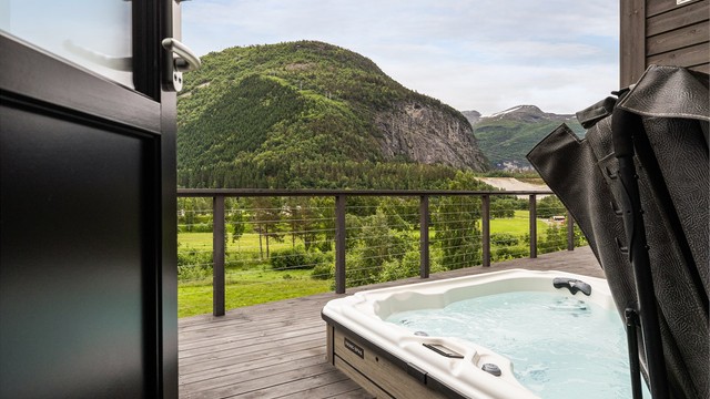 Baderommet har en praktisk, direkte utgang til jacuzzien