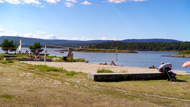På Storøyodden kan det både bades og spilles sandvolleyball