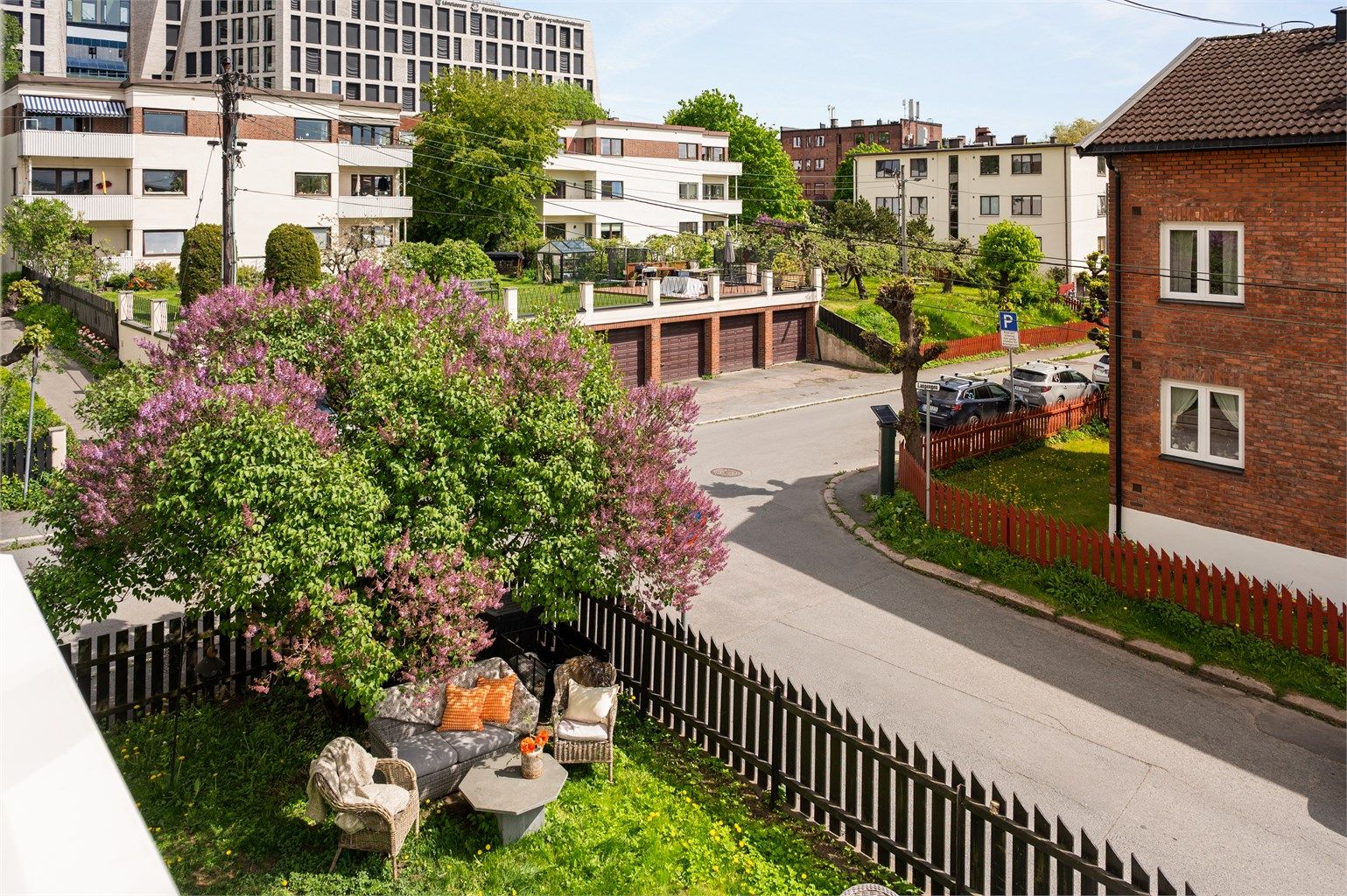 De seks leilighetene i bygget har også tilgang til en flott felles hage med sol hele dagen og frem til ca kl 19 på sommerstid iht selger.