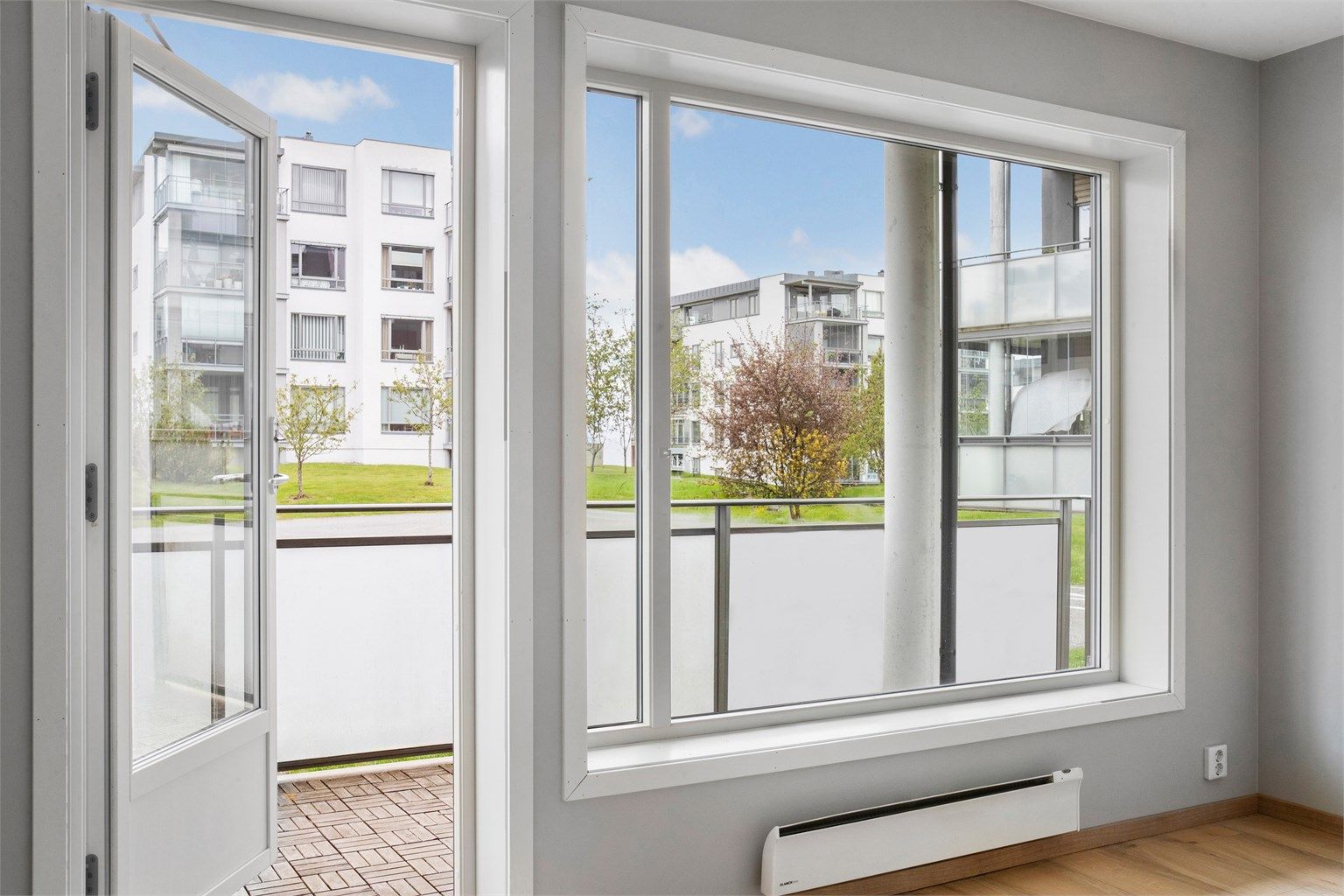 Terrassedør med to-lags glass fra byggeåret åpner opp mot uteplassen.