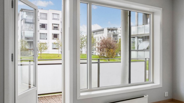 Terrassedør med to-lags glass fra byggeåret åpner opp mot uteplassen.