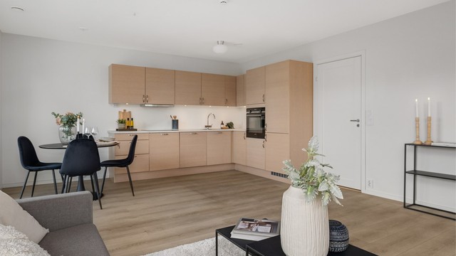 Den åpne løsningen gir god plass til både sofagruppe og spisebord.