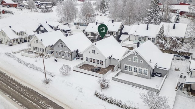 Velkommen til Kåtorpgrenda 62! Innbydende og lettstelt enebolig over to plan i rolig og barnevennlig område på Ridabu. (Foto: EFKT v/Kristian Haug)