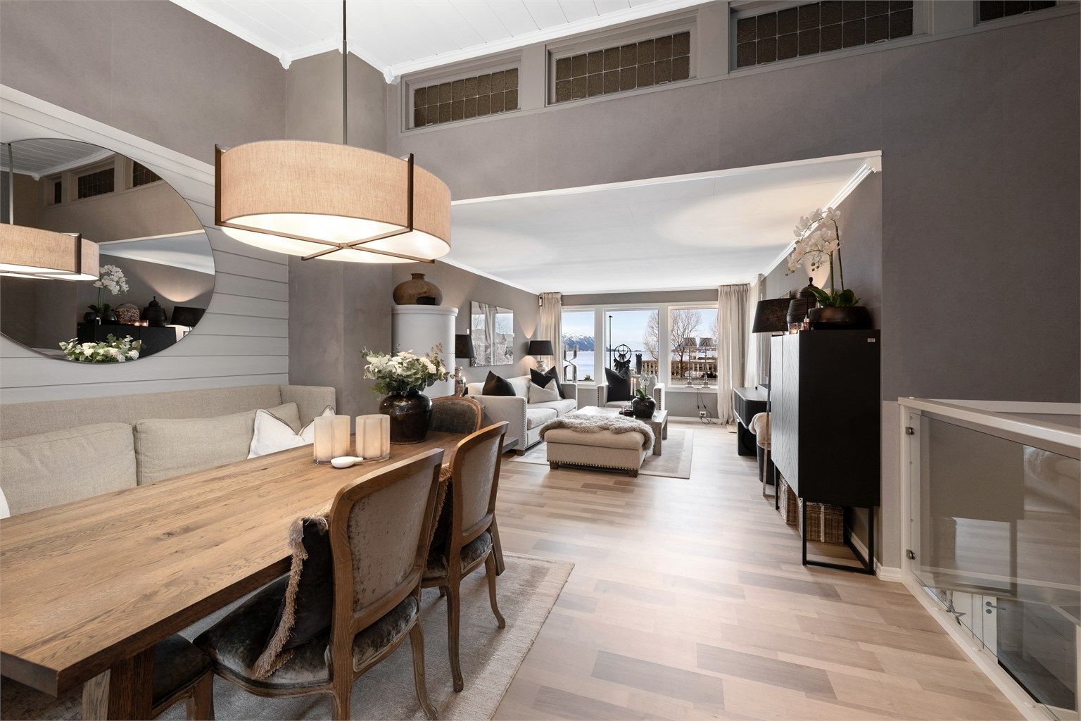 Fra spisestuen er det en naturlig flyt videre inn mot stuen  