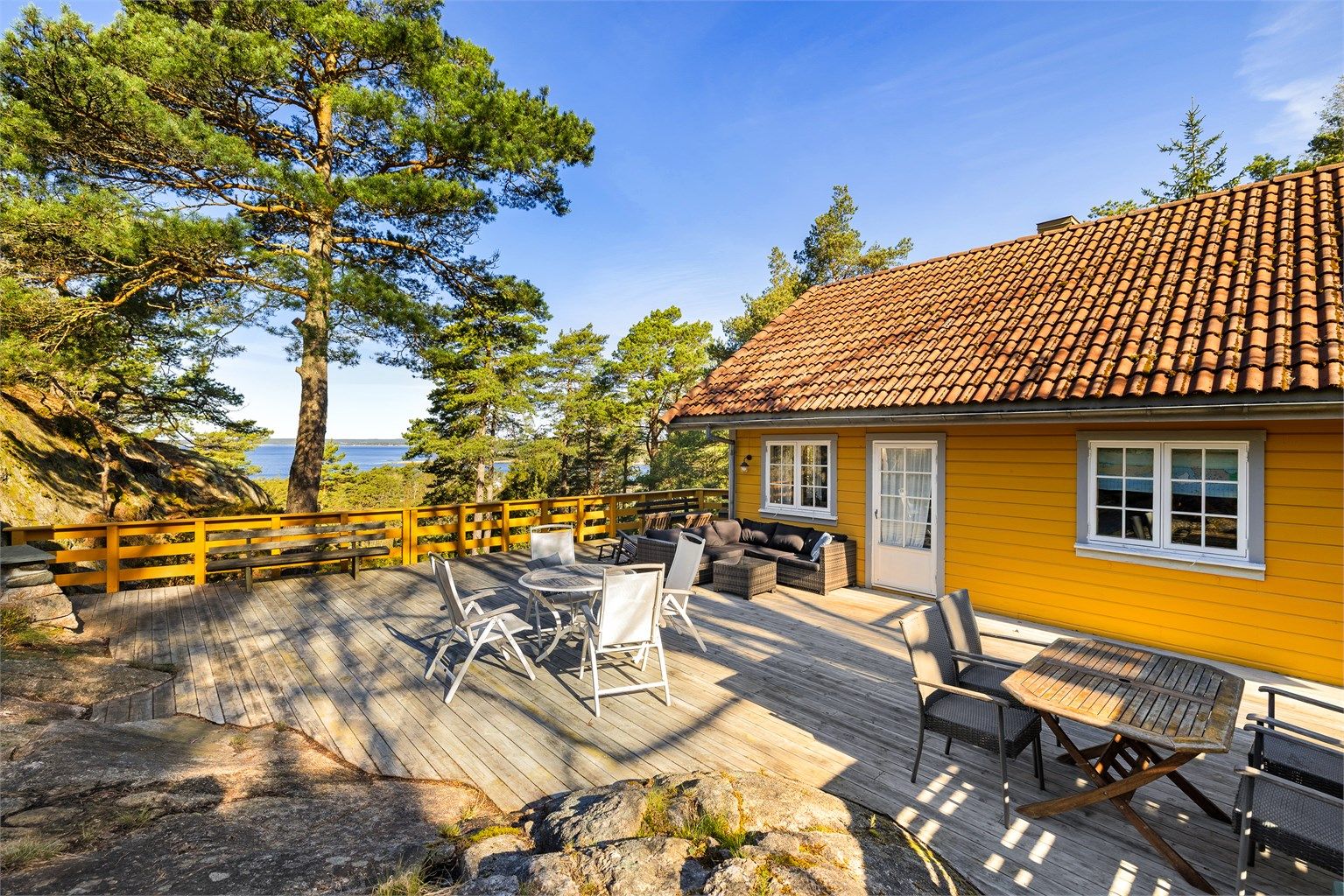 Skjermende terreng på nær sagt alle sider gjør hyttas plassering lun og lite eksponert.