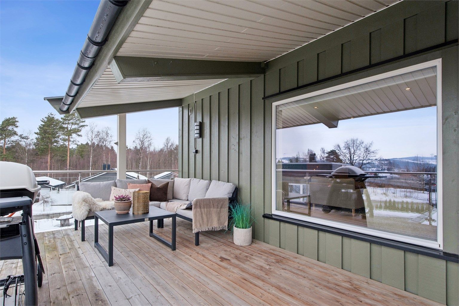 Her er det godt med plass til utemøbler i flere soner.