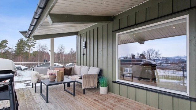 Her er det godt med plass til utemøbler i flere soner.