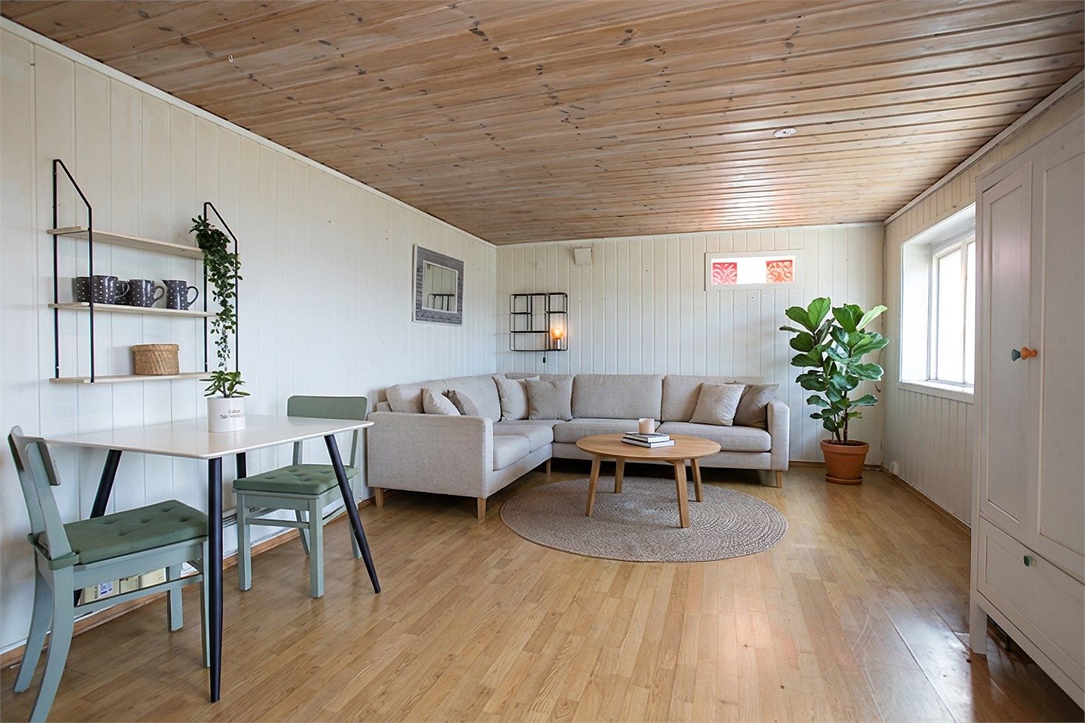 Innredet rom i kjelleren, benyttet som stue/kjøkken.