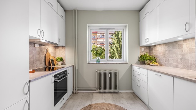 Kjøkkenet har en praktisk utforming og er godt utnyttet med rikelig skap- og benkeplass