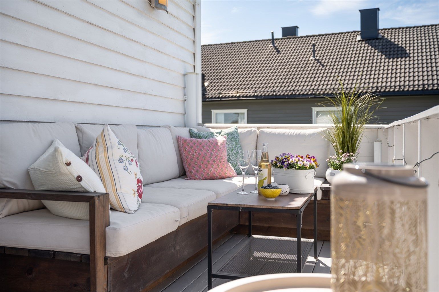 Innbydende og sjarmerende 3-roms leilighet i firemannsbolig, idyllisk beliggende i et rolig og barnevennlig område på Risløkka. 