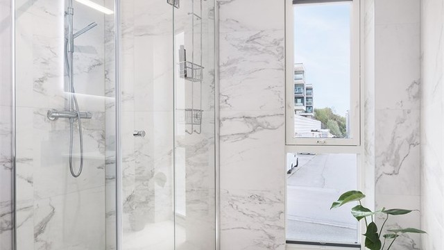 Dusjsonen er pent avgrenset med glassvegg og plassbesparende foldbar dør. Rommet har og vindusflater med fastkarm og hengslet vindu, som gir mulighet til ekstra lufting