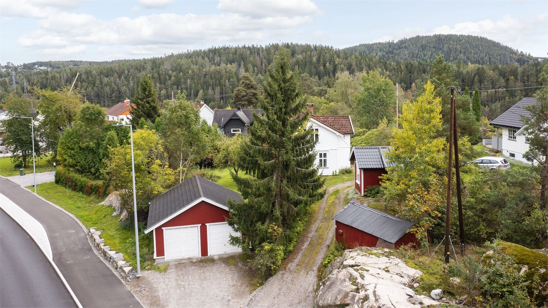Garasje og innkjørsel deles med nabo. 