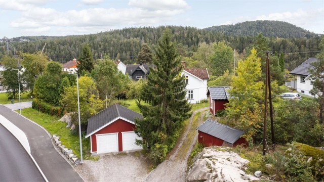Garasje og innkjørsel deles med nabo.
Foto: Danny Twang!