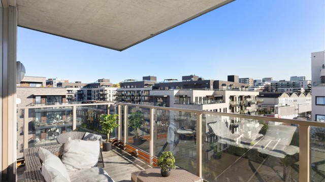 Skjermet og sydøstvendt balkong med deilig morgensol, rekkverk i metall og glass og vid utsikt over det grønne nærområdet. Her er det god plass til sittegruppe og morgenkaffe i solveggen.