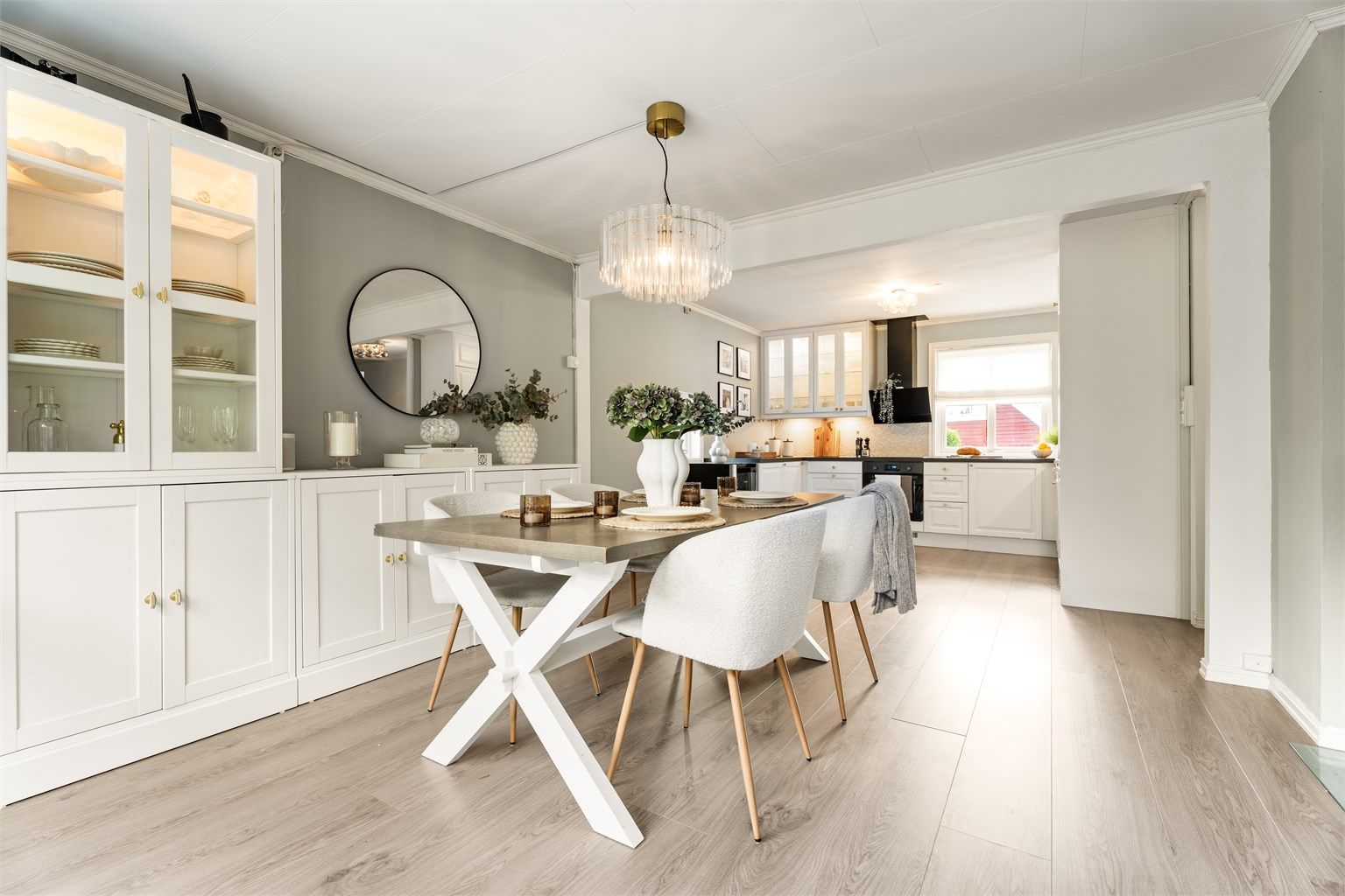 Stuen har en åpen utforming med god plass til både sofagruppe og spisebord.