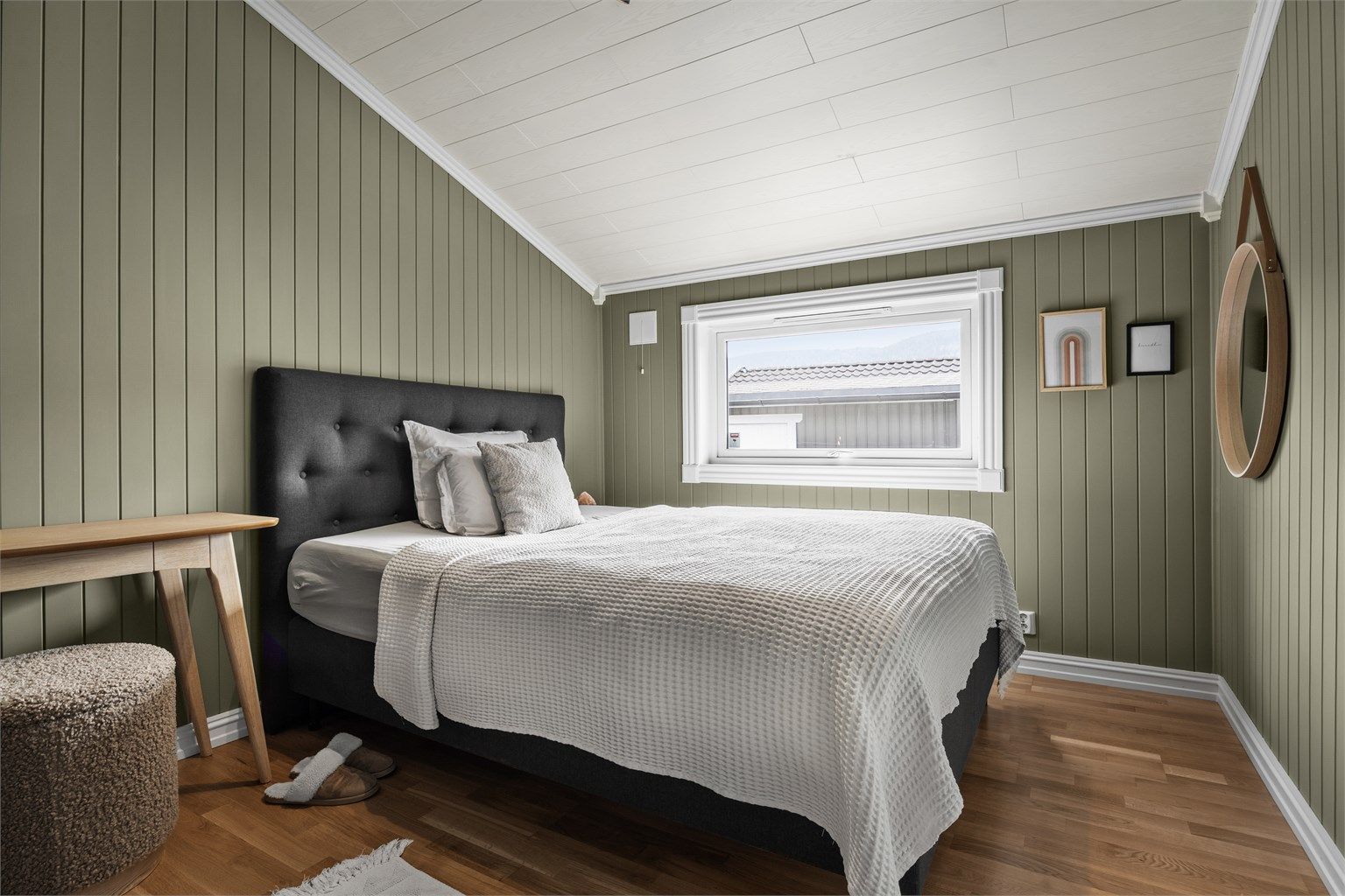 Soverom 2 med plassbygget garderobeløsning 