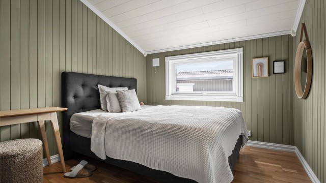 Soverom 2 med plassbygget garderobeløsning