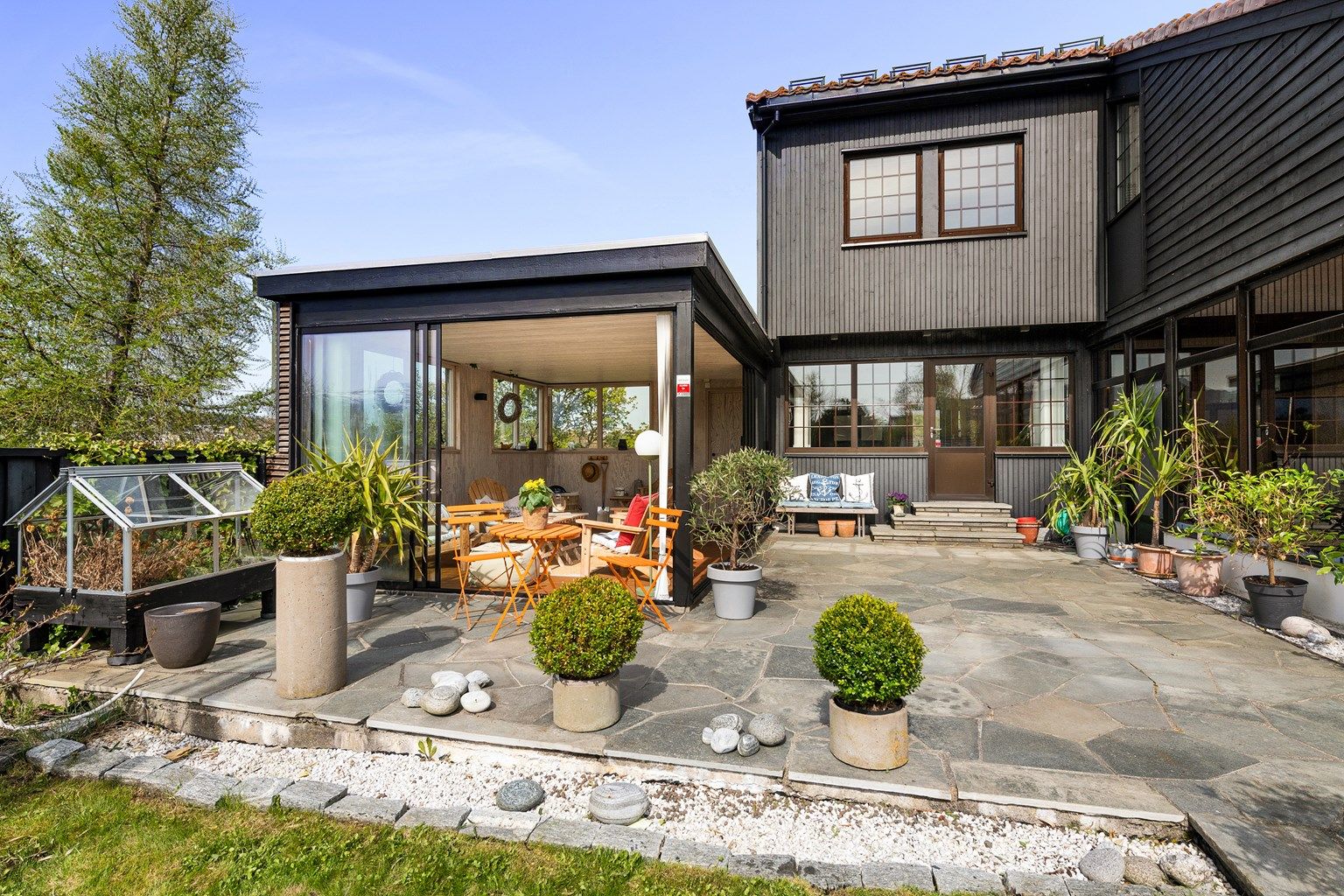 Tilbygget utestue og flott skiferbelagt uteområde