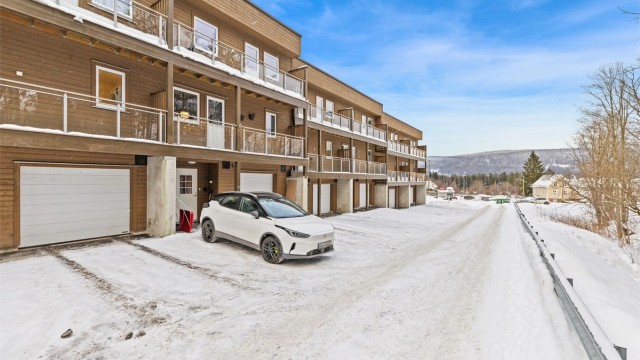 Velkommen på visning av dette flotte rekkehuset over 3 etasjer med 4 soverom.