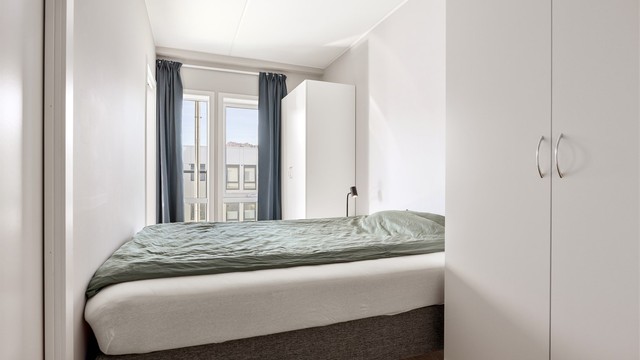 Romslig soverom med plass til dobbeltseng. Det er to innganger til soverommet