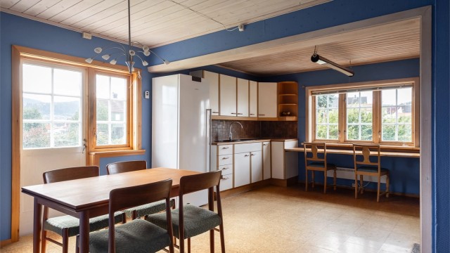 Kjøkkenet ligger naturlig tilbaketrukket fra stuen og har god plass til å samle familie og venner til hyggelige sammenkomster.