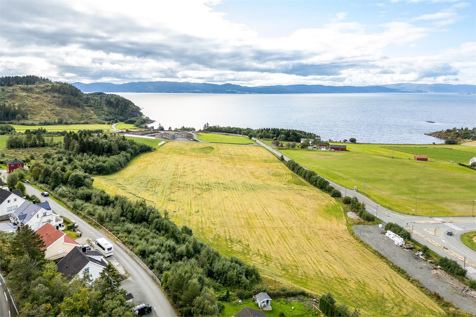 En kort kjøretur unna finner du oppkjørte lysløyper om vinteren, knyttet til resten av Bymarkas løypenett, samt badeplasser og fiskevann som kan benyttes om sommeren. 