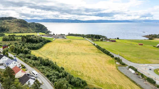 En kort kjøretur unna finner du oppkjørte lysløyper om vinteren, knyttet til resten av Bymarkas løypenett, samt badeplasser og fiskevann som kan benyttes om sommeren.