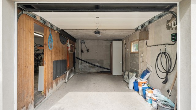 Frittstående garasje med installert elbillader.