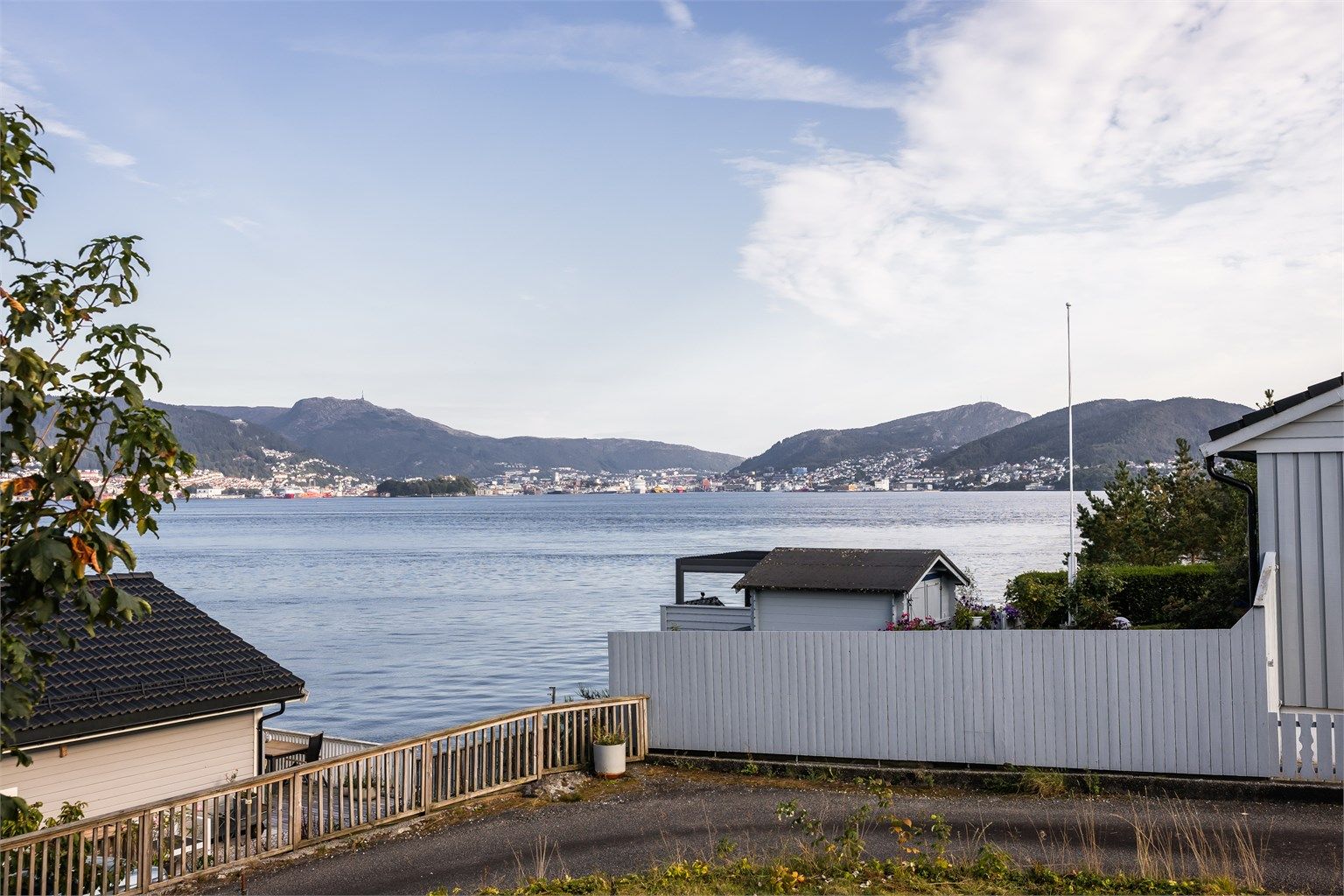 Fra deler av tomten og fra loftsetasjen er det flott utsikt utover byfjorden.