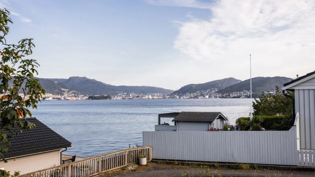 Fra deler av tomten og fra loftsetasjen er det flott utsikt utover byfjorden.