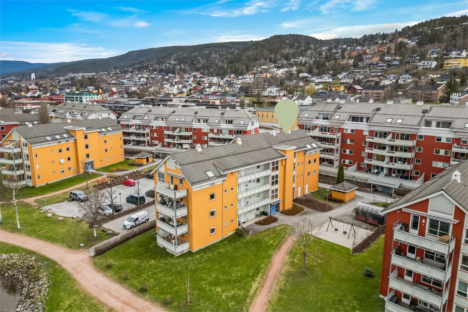 Midlertidig enerett på parkeringsplass med el-billader og mulighet for leie av garasjeplass (privat).