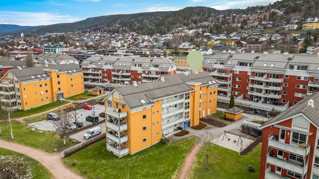 Midlertidig enerett på parkeringsplass med el-billader og mulighet for leie av garasjeplass (privat).