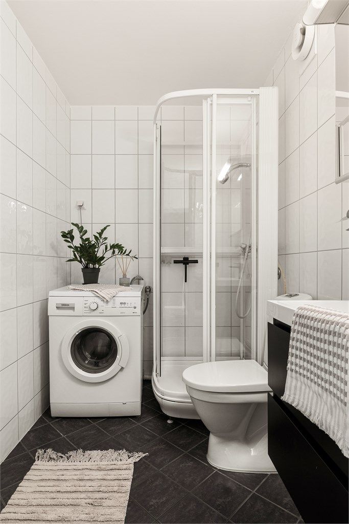 Innredet med vegghengt servantinnredning, speilskap med overlys, dusjkabinett og gulvstående toalett.