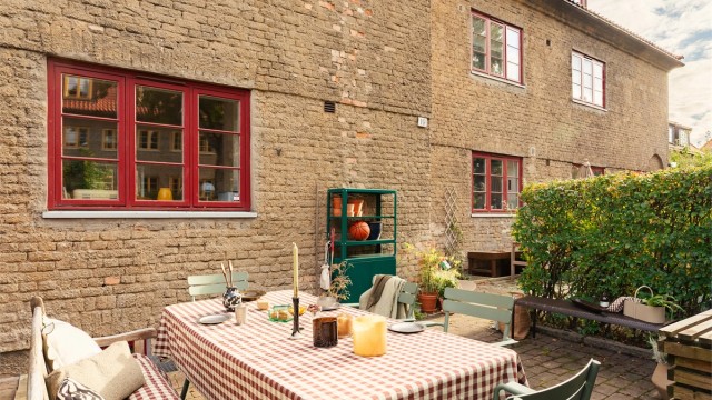Den ene hageparsellen er også belagt med brostein og er en naturlig sone for å møblere med en sittegruppe.