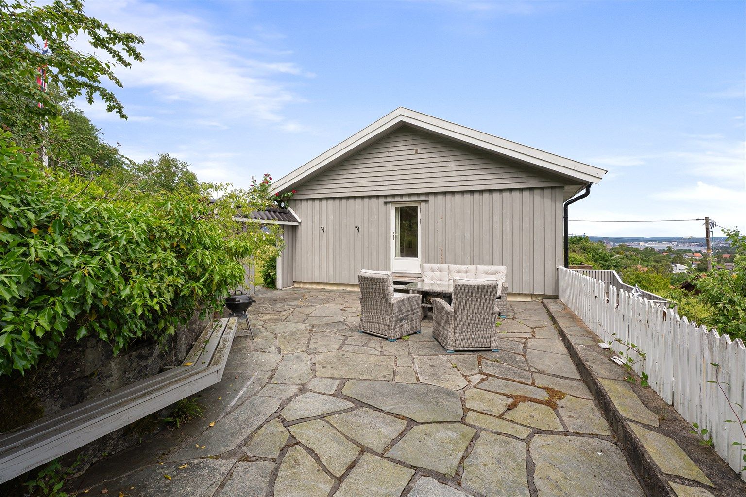 Plass til en god sitte/spisegruppe og grill - perfekt til å nyte solfylte sommerdager på.