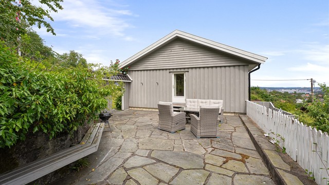Plass til en god sitte/spisegruppe og grill - perfekt til å nyte solfylte sommerdager på.
