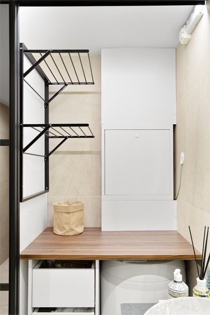 Bak skyvedøren finner du praktisk oppheng til klesvasken, oppbevaringsskuffer og teknisk anlegg. På andre siden finner du opplegg til vaskemaskin og tørketrommel samt oppbevaring. 