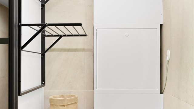 Bak skyvedøren finner du praktisk oppheng til klesvasken, oppbevaringsskuffer og teknisk anlegg. På andre siden finner du opplegg til vaskemaskin og tørketrommel samt oppbevaring.