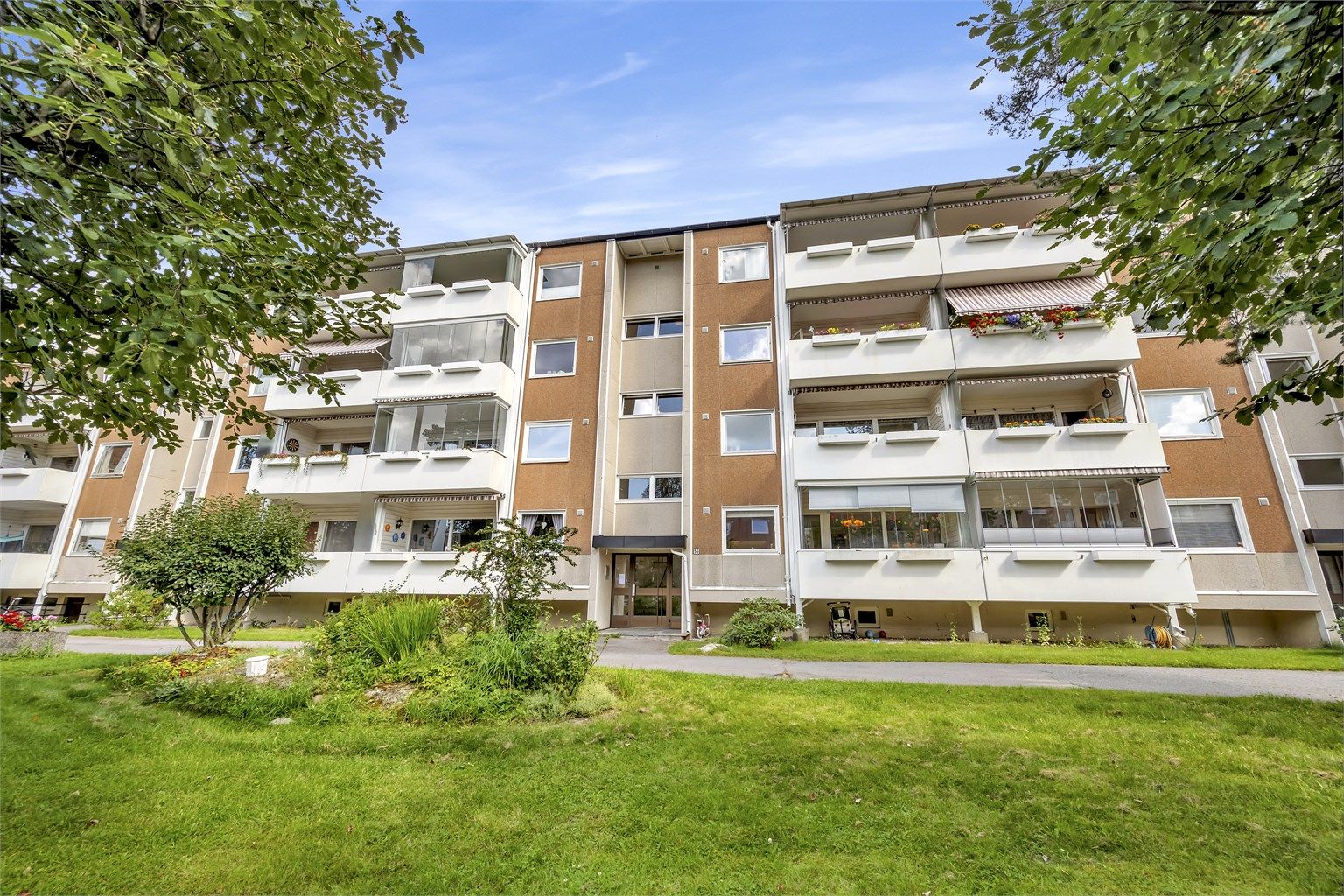 Bygget er fra 1960 og ligger i Haraløkka borettslag, som består av 400 andeler.