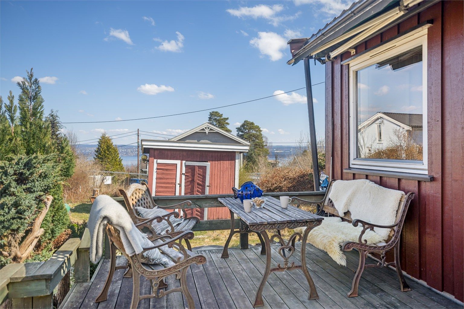 I tillegg har stua utgang til en deilig terrasse på hele 34 kvm. Med fine lys- og solforhold og et glimt av sjøen, ligger alt til rette for å nyte sommerdagene til fulle.