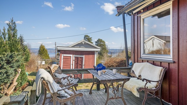 I tillegg har stua utgang til en deilig terrasse på hele 34 kvm. Med fine lys- og solforhold og et glimt av sjøen, ligger alt til rette for å nyte sommerdagene til fulle.