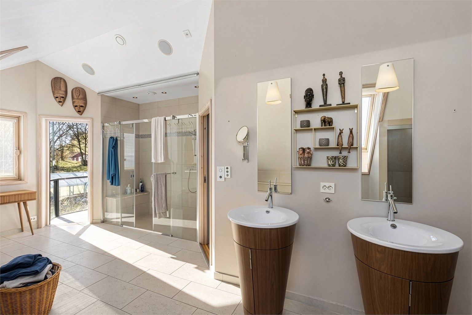 Bildet er redigert ved hjelp av AI.
Badet har utgang til balkong som også har utgang fra det ene soverommet.