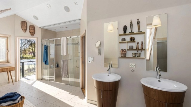 Bildet er redigert ved hjelp av AI.
Badet har utgang til balkong som også har utgang fra det ene soverommet.