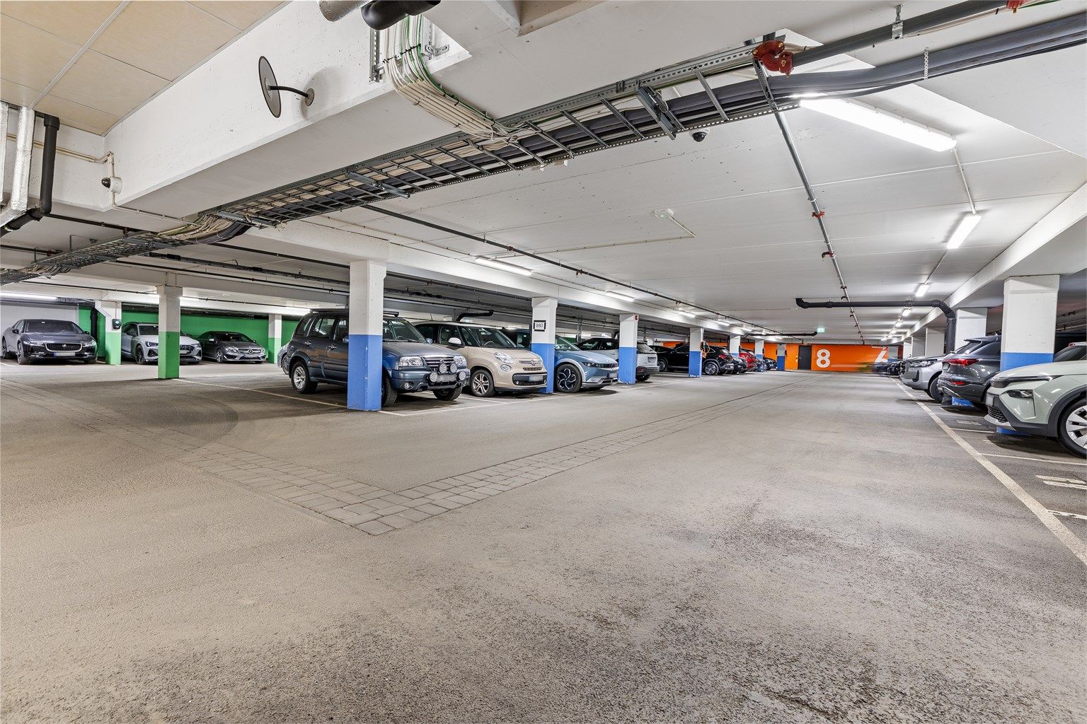 Leiligheten disponerer en parkeringsplass i felles garasjeanlegg, med mulighet for installasjon av elbillader.