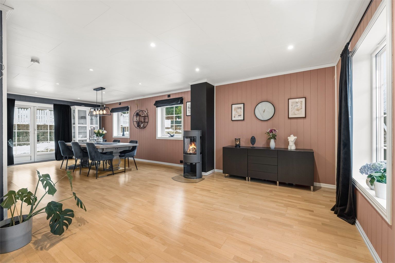 I spisestuesonen er det god plass til langbord og utgang til en stor terrasse på ca. 43 m².