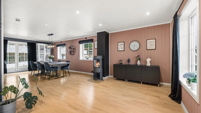 I spisestuesonen er det god plass til langbord og utgang til en stor terrasse på ca. 43 m².