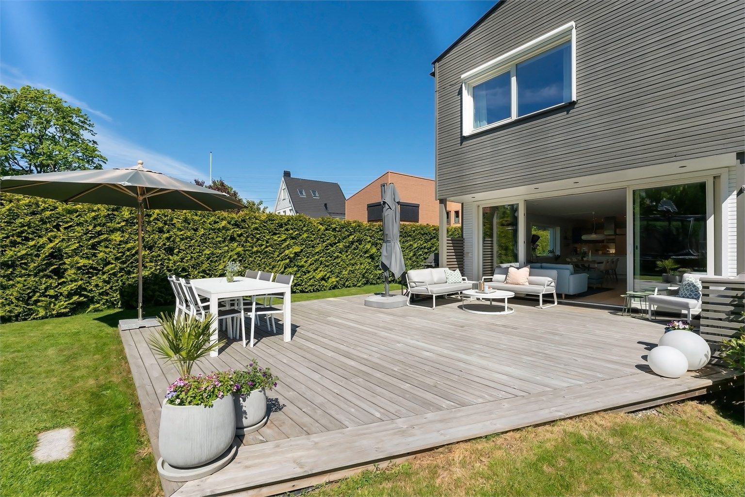 Stor, solrik og skjermet hage