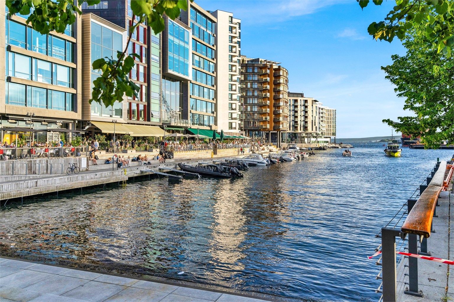 Veletablerte Aker Brygge og Tjuvholmen har et stort utvalg av restauranter og serveringssteder som kan nytes i vår- og sommersol ved bryggekanten.