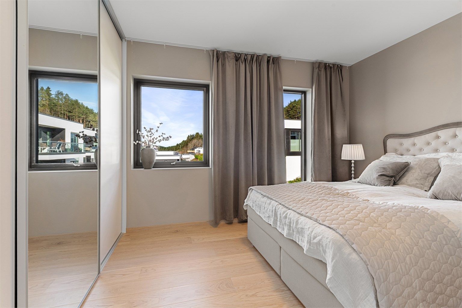 Hovedsoverommet på 12 m² har god plass til dobbeltseng og en romslig skyvedørsgarderobe