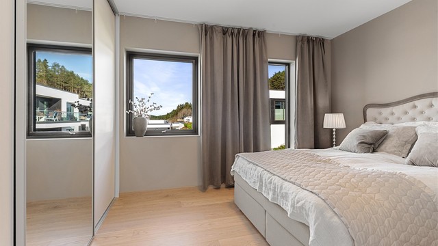 Hovedsoverommet på 12 m² har god plass til dobbeltseng og en romslig skyvedørsgarderobe